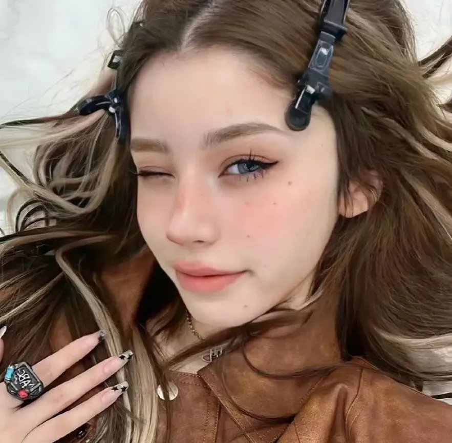 不可爱的她